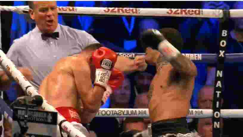 wasit menghentikan duel setelah davis sebelumnya pukul jatuh walsh