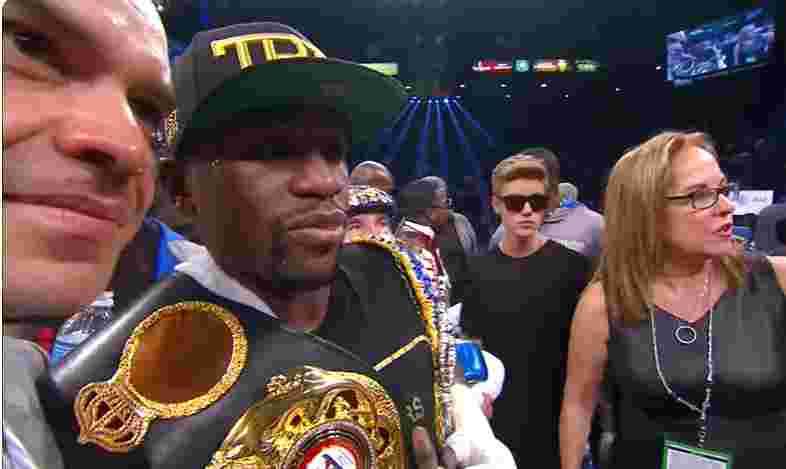 mayweather rebut sabuk milik canelo alvarez