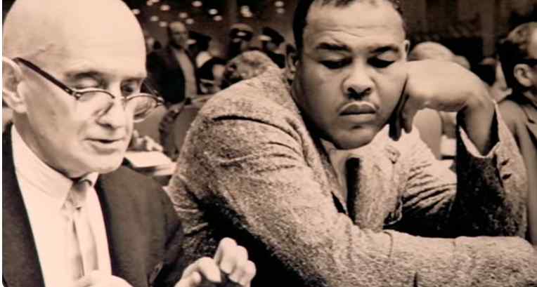 joe louis berbincang bincang dengan temannya