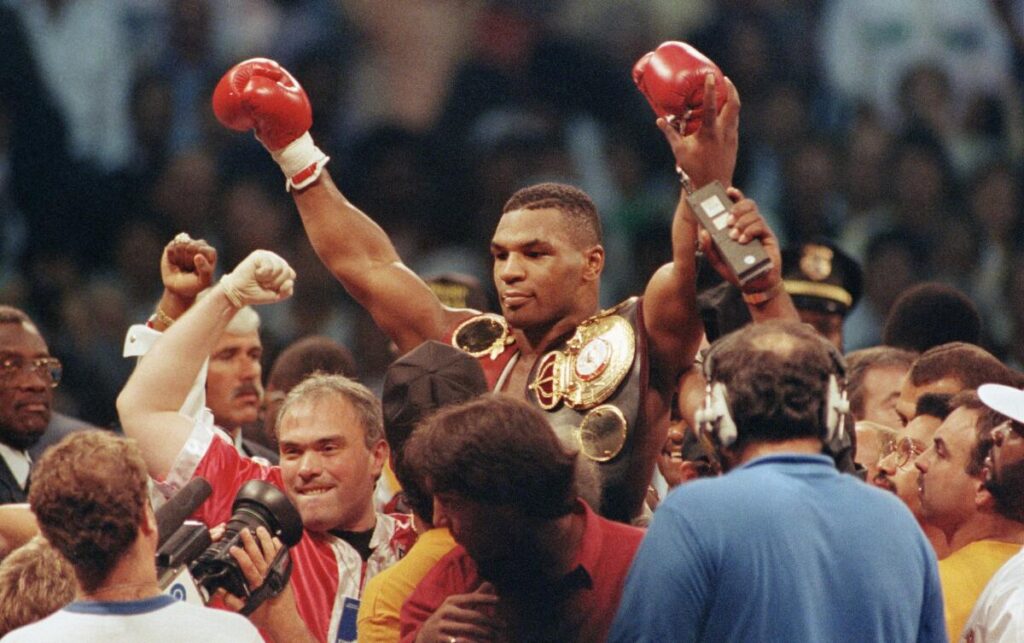 mike tyson menyatukan 3 sabuk WBA,WBC,dan IBF 1987