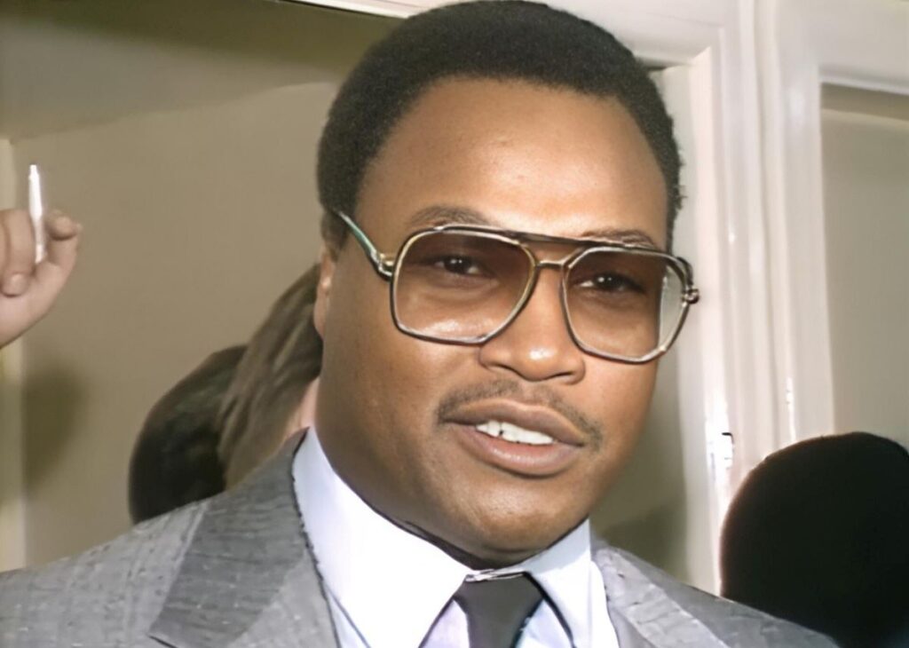 Larry Holmes di takuti oleh Ali