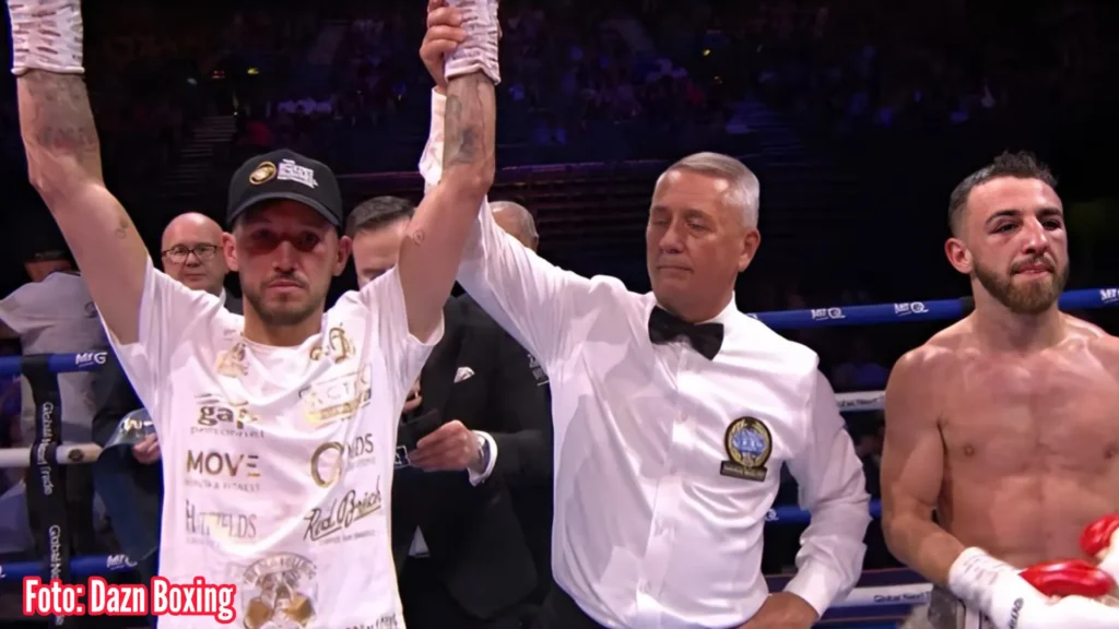 Liam Davies hentikan Collins ronde 7